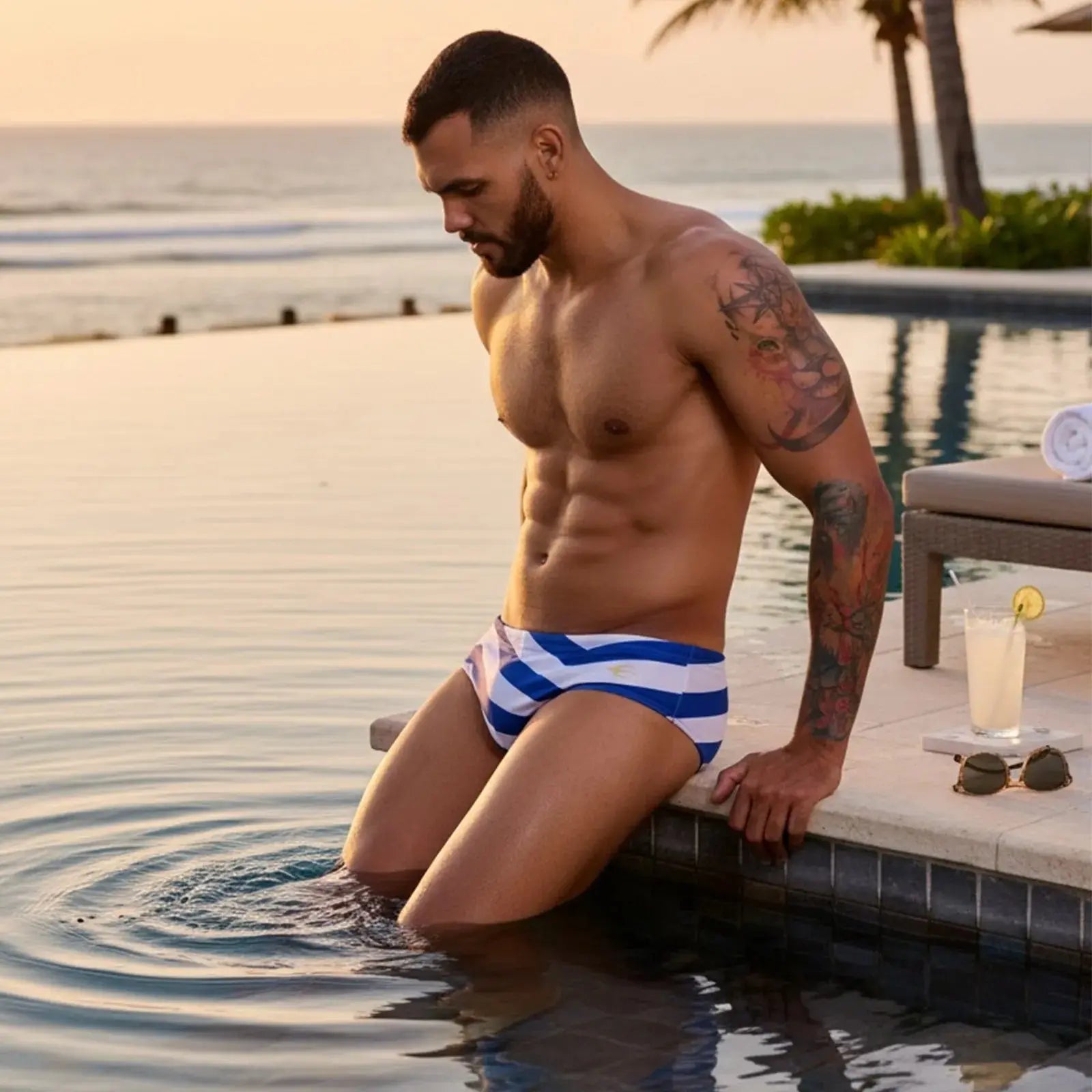 Brief Zig Zag modelo en la playa – Equal Swimwear, bañador para hombre para playa y alberca